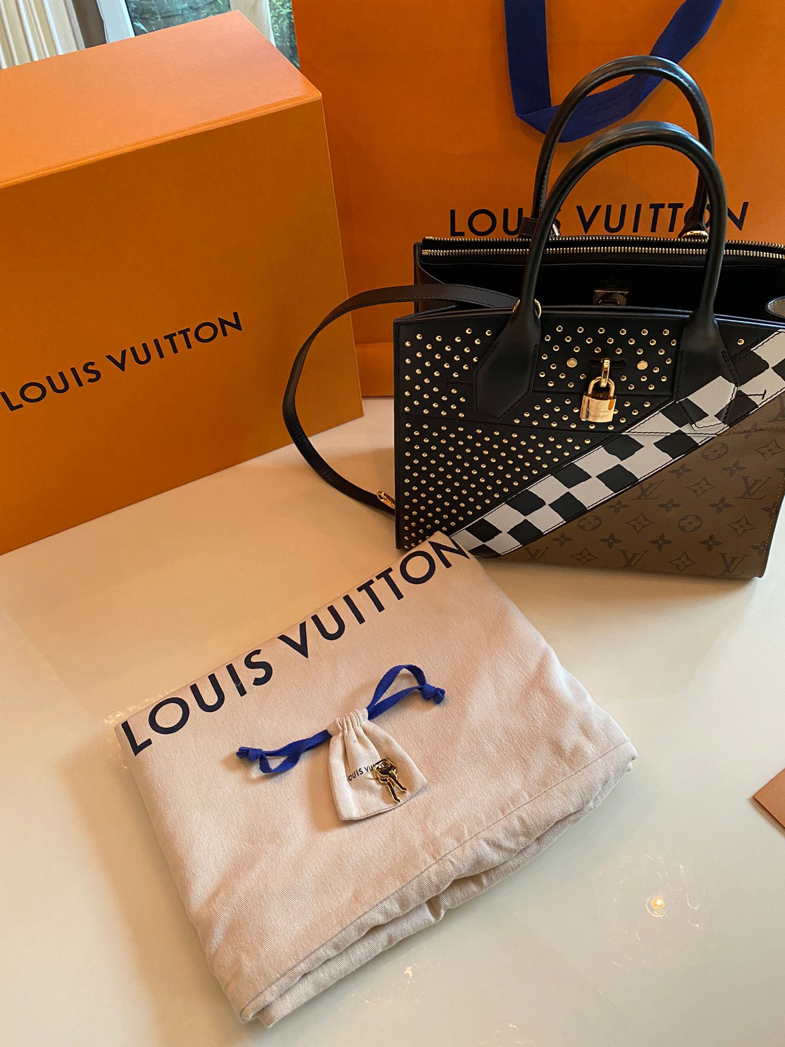 LOUIS VUITTON Tuch, - Handtaschen & Accessoires 2023/06/12 - Realized  price: EUR 200 - Dorotheum