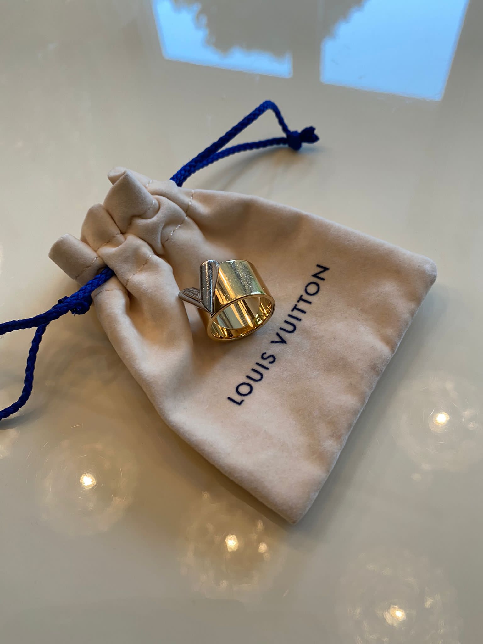Louis Vuitton Essential V Ring, Gold, L